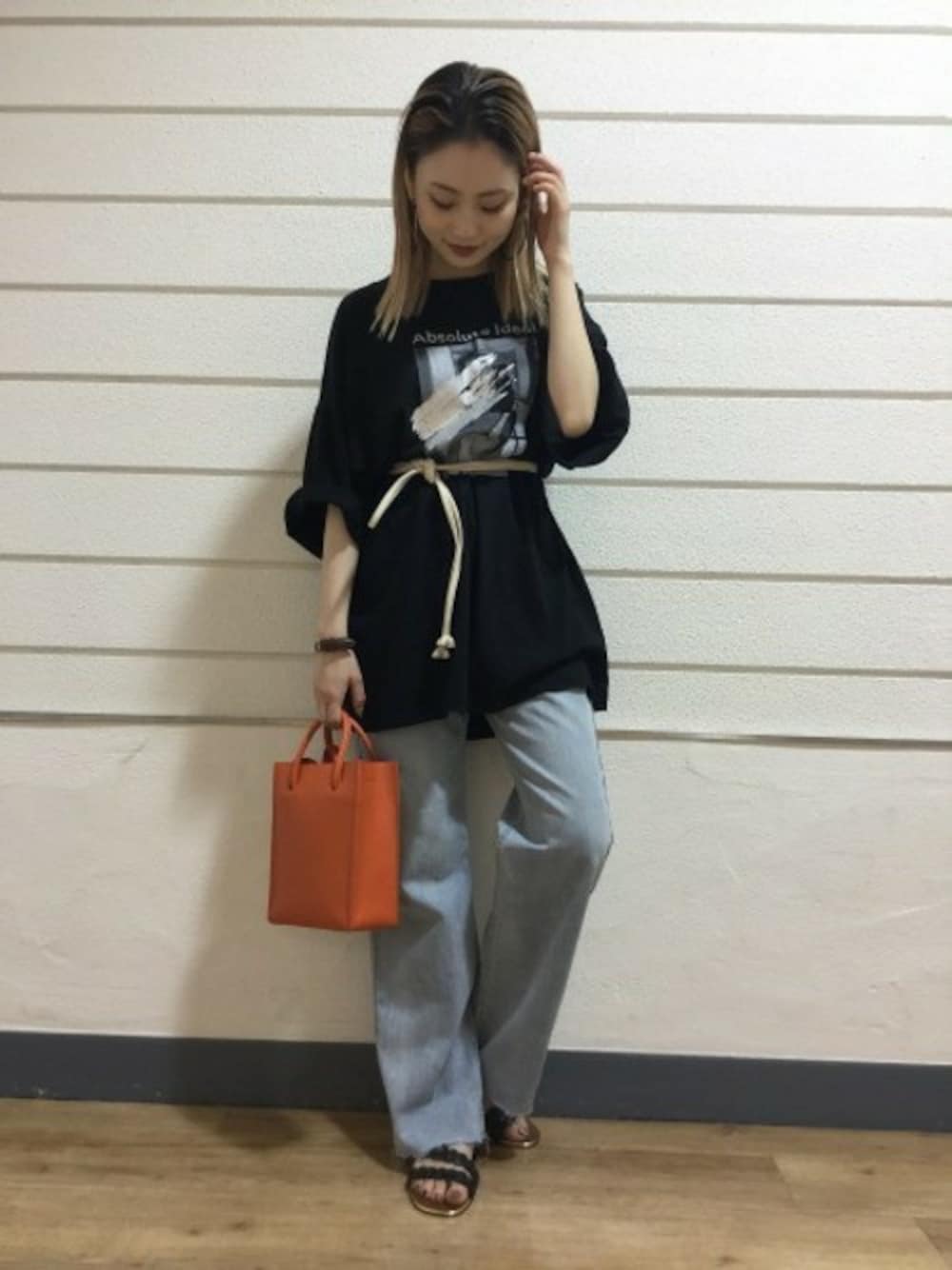 「JEANASiS、ジーナシス、ウエストマーク、ミニバッグ、ビッグTシャツ、フラットサンダル、ルーズシルエット、ブラック×デニム、Tシャツ×デニム」｜「JEANASISのフォトPT BIG TEE/841755（Tシャツ/カットソー、ブラック系）」を使った、JEANASIS エスパル仙台店STAFFさん（レディース・158cm）の夏コーディネートの1枚目の写真