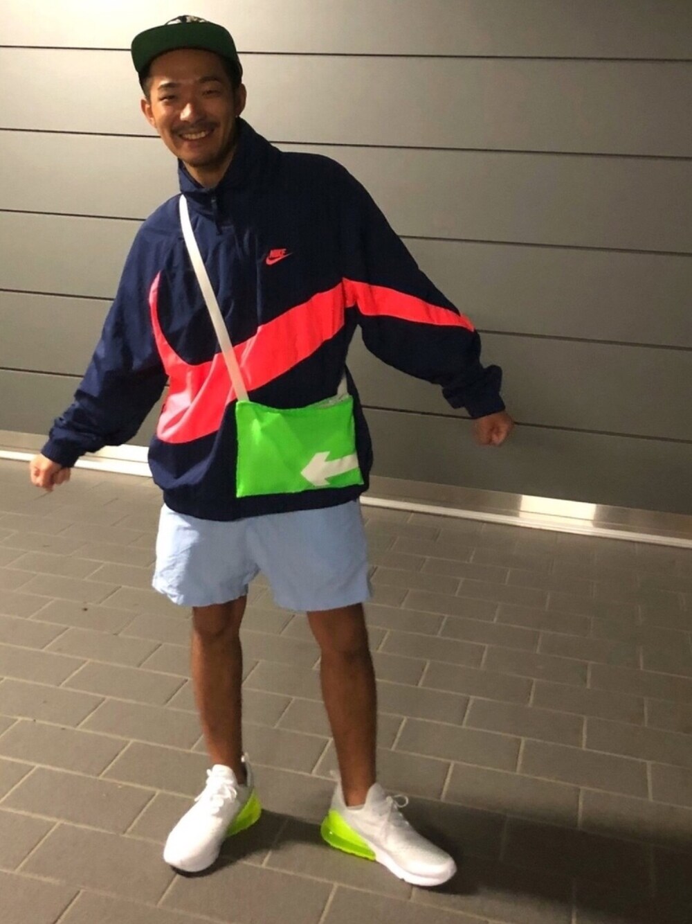 「ネオンカラーおじさん、お目立ちネオンコーデ、NIKE、PUMA、ロンパース、アノラック、airmax270、二日酔い、頭おかしい、やっぱりストリートが好き」｜「NIKEのNIKE AS M NSW JKT HD ANRK QS 【SP】（ナイロンジャケット、ブラック系）」を使った、w@t@®uさん（メンズ・164cm）の秋コーディネートの1枚目の写真