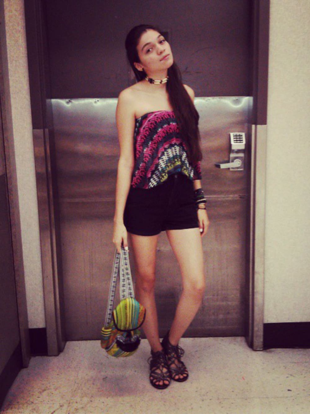 「colorful、croptop、demimshorts」｜「Levi'sのアイテム（その他、ブラック系）」を使った、Paulina Sjöbergさん（レディース・175cm）の夏コーディネートの1枚目の写真