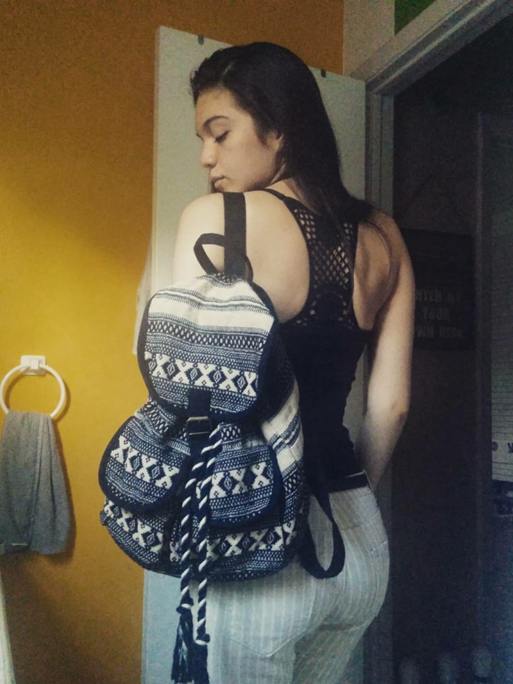 「casual、girl、stripes」｜「Rue21のアイテム（バックパック/リュック、ベージュ系）」を使った、Paulina Sjöbergさん（レディース・175cm）の夏コーディネートの1枚目の写真