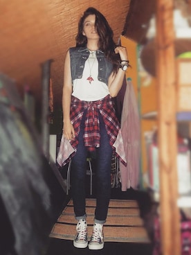 「CONVERSE（コンバース）のアイテム（スニーカー、ブラック系）」を使った、Paulina Sjöbergさん（レディース・175cm）の夏コーディネート