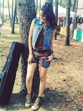 「CONVERSE（コンバース）のアイテム（スニーカー、ブラック系）」を使った、Paulina Sjöbergさん（レディース・175cm）の夏コーディネート