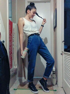 「CONVERSE（コンバース）のアイテム（スニーカー、ブルー系）」を使った、Paulina Sjöbergさん（レディース・175cm）の秋コーディネート