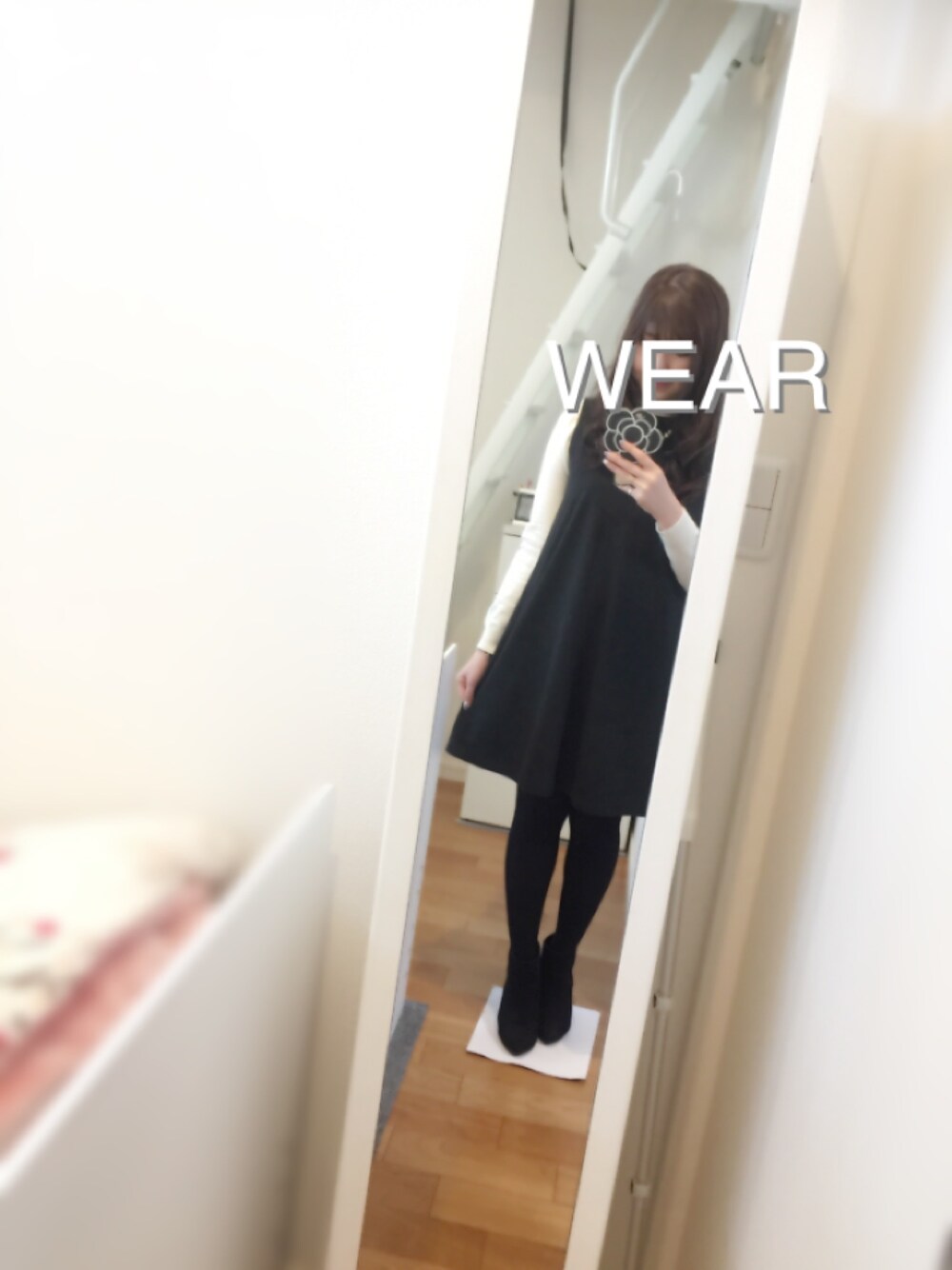 「UNIQLO、ワンピース、モノトーン、MERCURYDUO(MERCURYDUO)、ファーピアス、CASIO、ユニクロ、パイソン柄、ete、白黒」｜「UNIQLOのアイテム（ワンピース、ブラック系）」を使った、Sachiさん（レディース・159cm）の冬コーディネートの1枚目の写真
