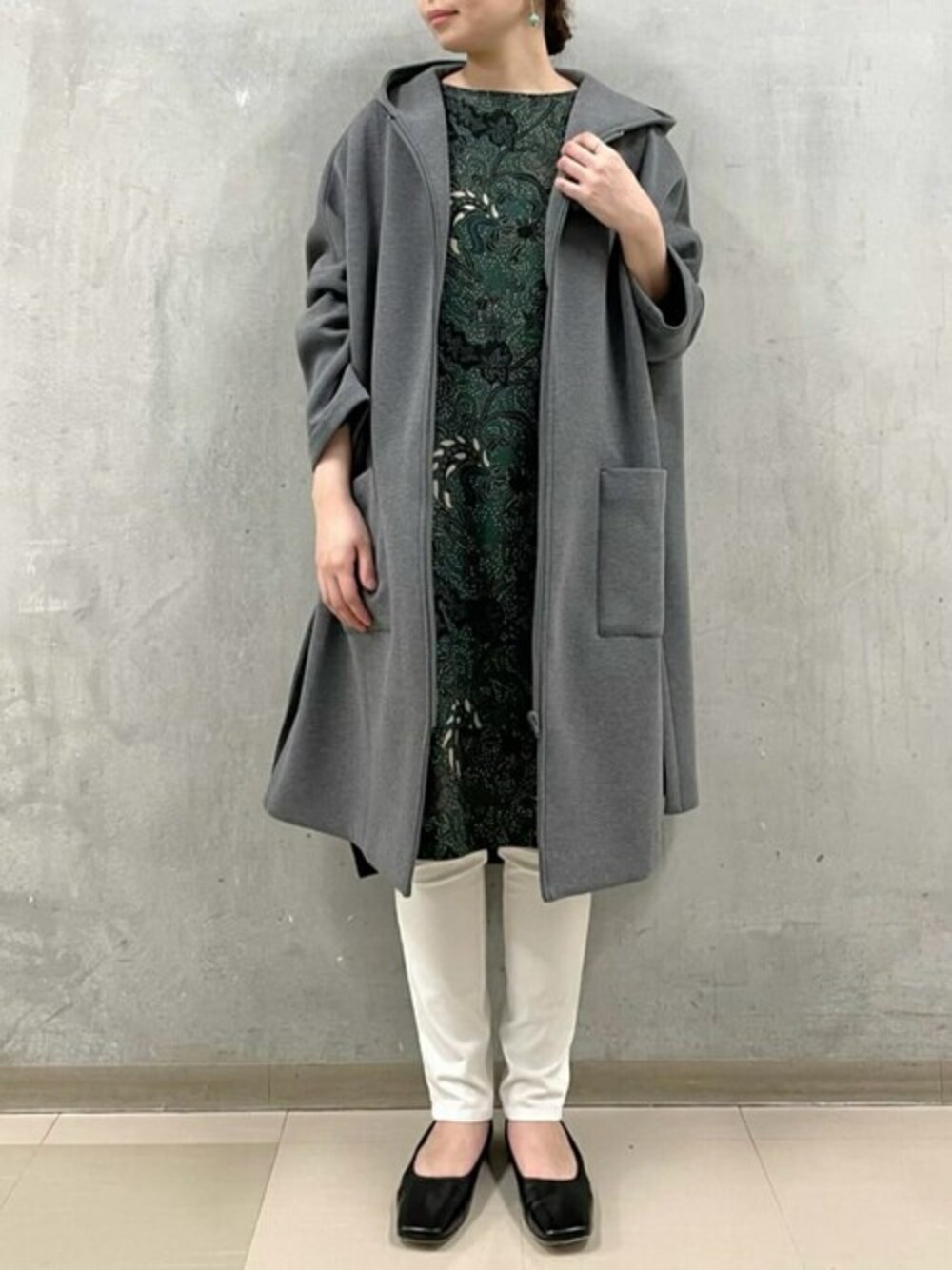 「ペイズリー柄、カーキ、チュニック、フードコート、軽い、秋スタイル、スクエアトゥ、ダンボール素材、秋服準備はじめました、ダンボールコート」｜「BEARDSLEYのダンボールBIGコート（その他アウター、グレー系）」を使った、mayuko.iさん（レディース・162cm）の秋コーディネートの1枚目の写真