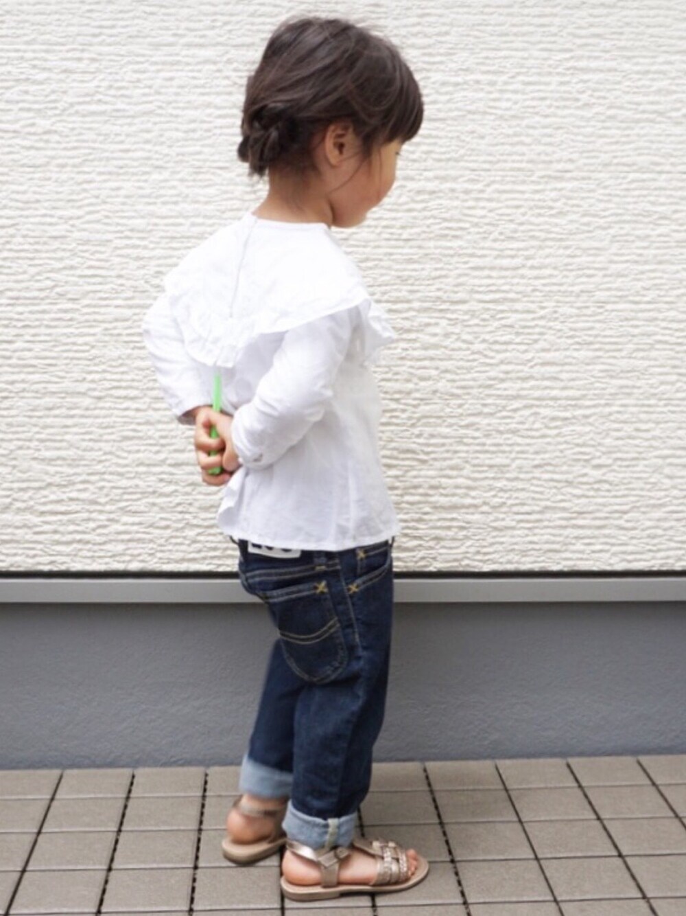 「ドラフトリー、カジュアルコーデ、Lee kids、next、フリルトップス、キッズファッション、シンプルコーデ、女の子、サンダル」｜「nextのアイテム（Tシャツ/カットソー、ホワイト系）」を使った、kaoooyunaさん（キッズ・90cm）の夏コーディネートの1枚目の写真