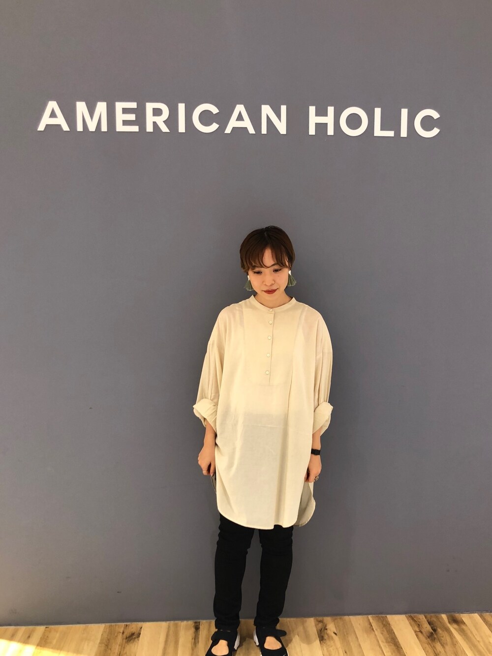 ベージュ系のシャツ/ブラウスを着用したレディースの秋コーディネートの1枚目の写真