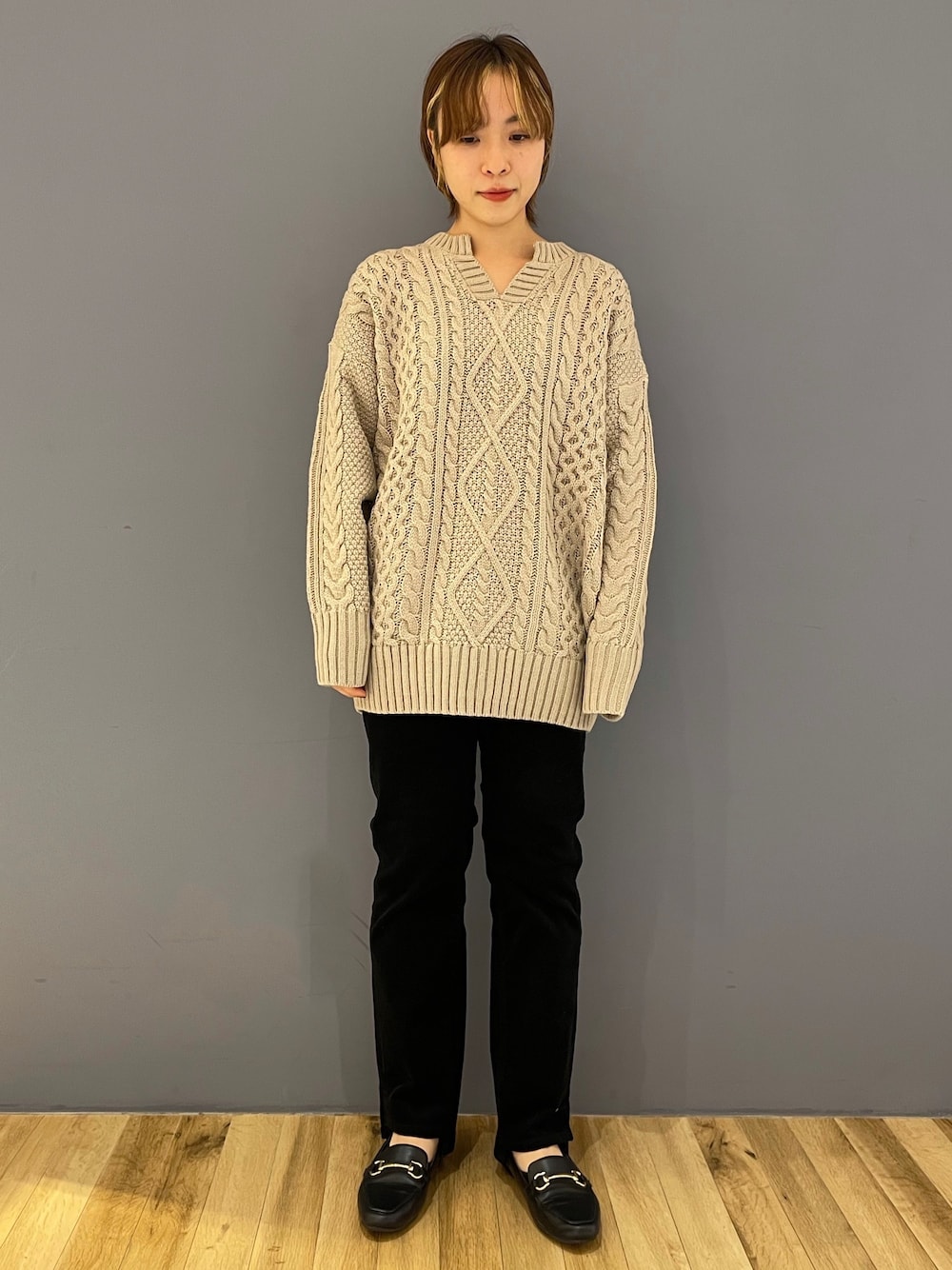 ベージュ系のニット/セーター、ブラック系のその他パンツを着用したレディースの秋コーディネートの1枚目の写真