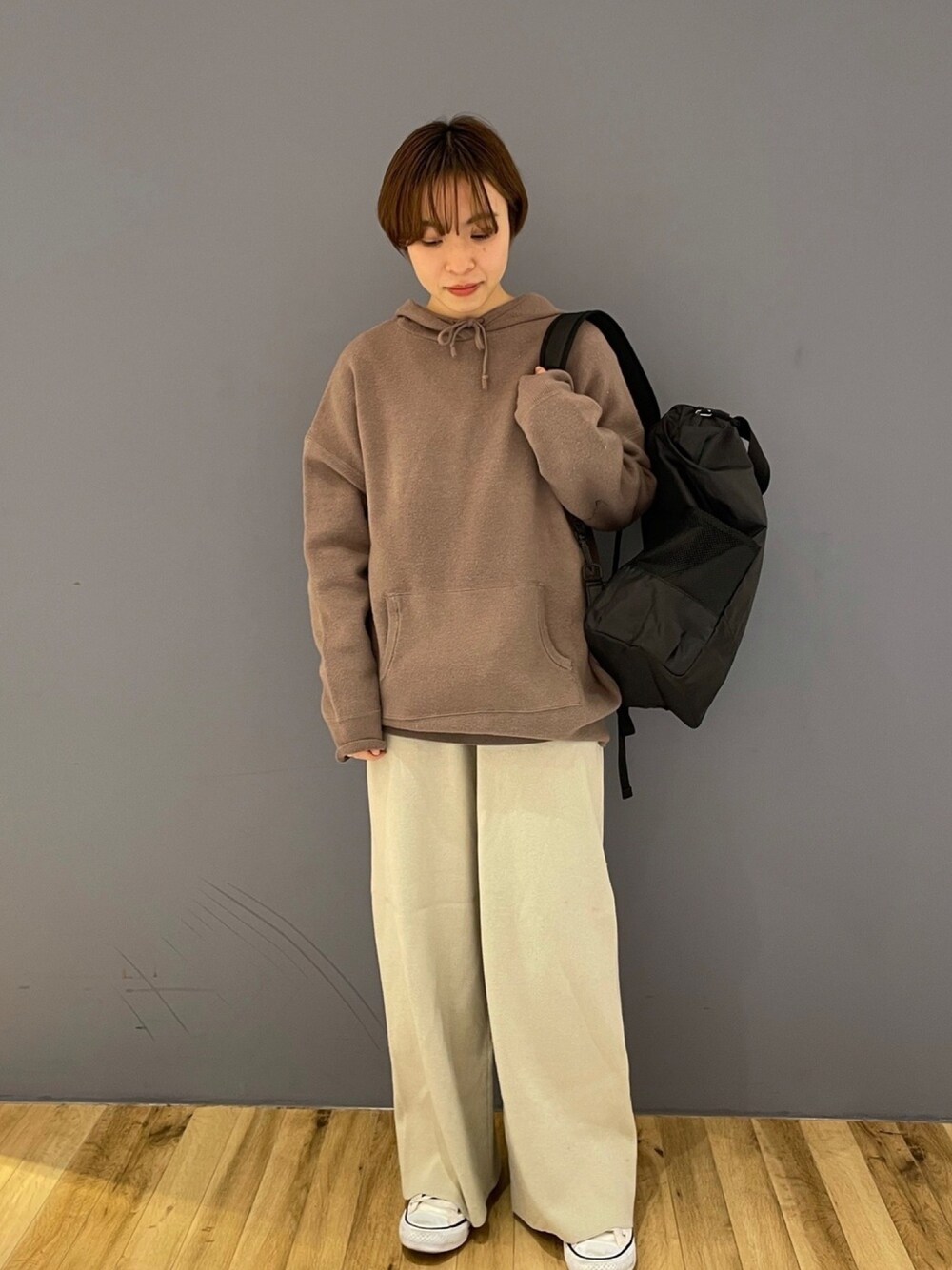 ブラウン系のニット/セーター、ベージュ系のその他パンツを着用したレディースの冬コーディネートの1枚目の写真