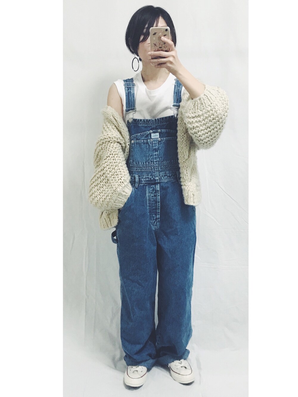 「ラクチンコーデ、オーバーオール、vintage、古着、古着MIX、ざっくりニット、Chuck Taylor、チャックテイラー、converse」｜「Ray BEAMSの【L'INDO CHINEUR / ラウンド フーフ ピアス】（ピアス（両耳用）、ブラウン系）」を使った、虚構さんさん（レディース・154cm）の春コーディネートの1枚目の写真