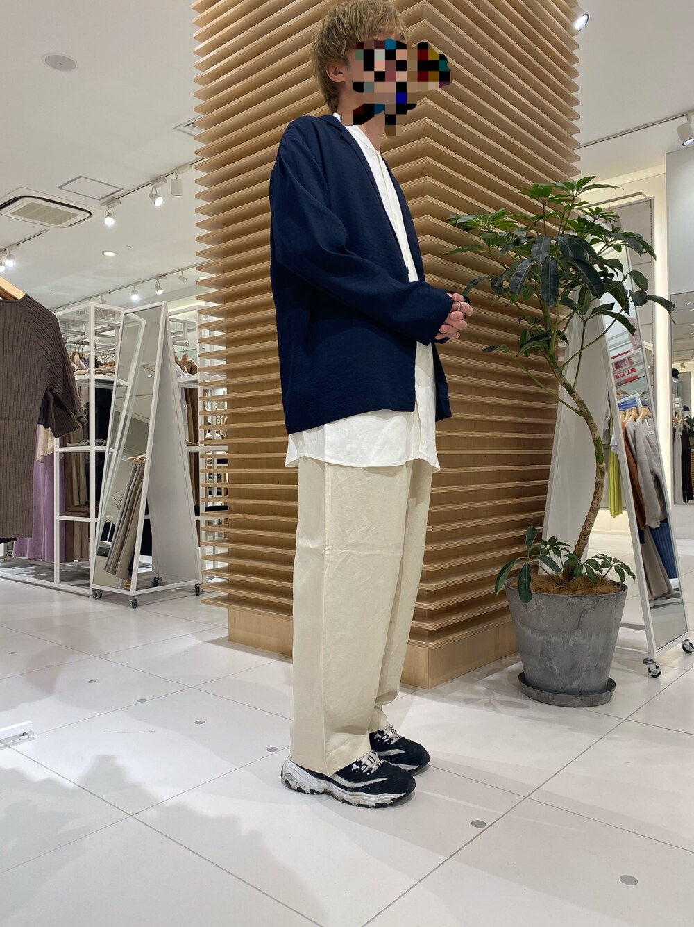 ブルー系のその他アウター、ホワイト系のシャツ/ブラウス、ベージュ系のその他パンツを着用したメンズの春コーディネートの1枚目の写真