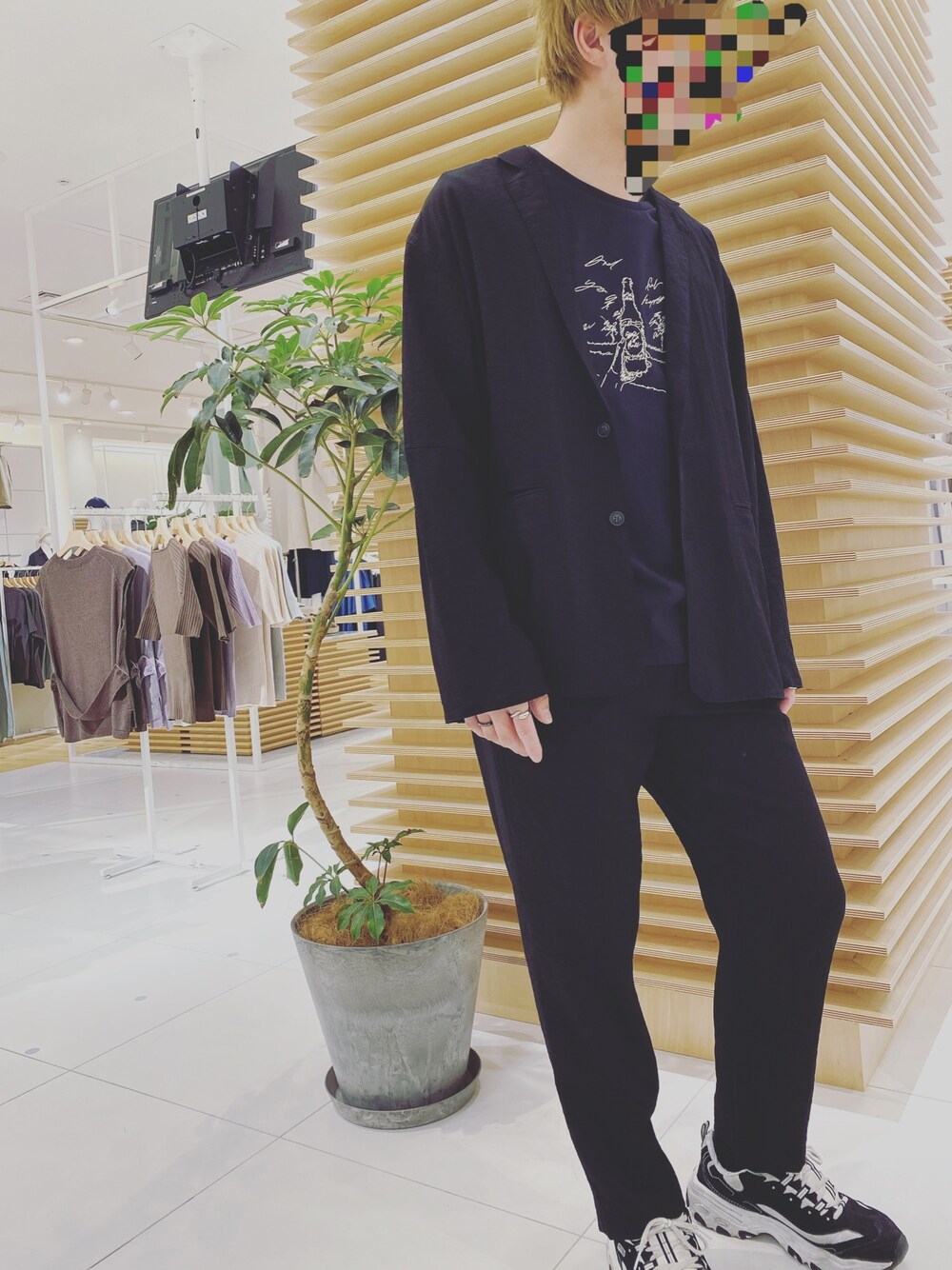 ブラック系のその他アウター、ブラック系のTシャツ/カットソー、ブラック系のその他パンツを着用したメンズの春コーディネートの1枚目の写真