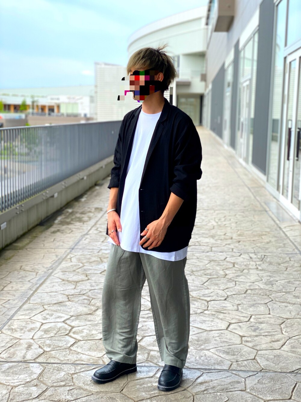 ブラック系のその他アウター、ホワイト系のTシャツ/カットソー、グリーン系のその他パンツを着用したメンズの夏コーディネートの1枚目の写真