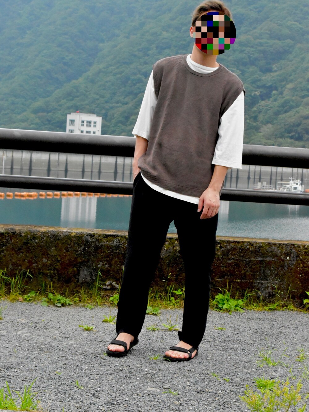 ホワイト系のTシャツ/カットソー、グレー系のニット/セーター、ブラック系のその他パンツを着用したメンズの夏コーディネートの1枚目の写真