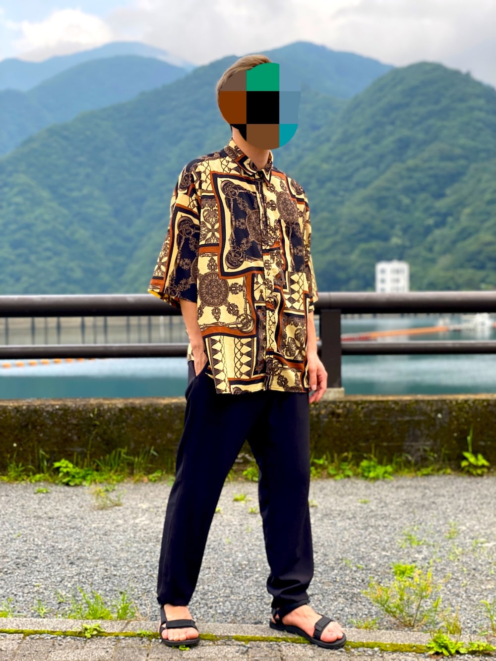 ベージュ系のシャツ/ブラウス、ブラック系のその他パンツ、ブラック系のサンダルを着用したメンズの夏コーディネートの1枚目の写真