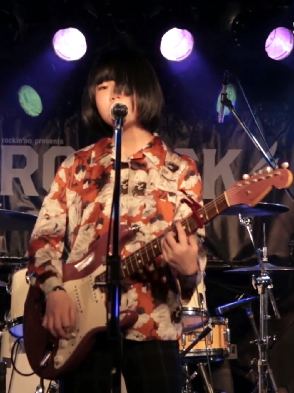 「ROJACK、藤林里佳」｜「fenderのアイテム（その他、パープル系）」を使った、Rさん（レディース・156cm）の冬コーディネートの1枚目の写真