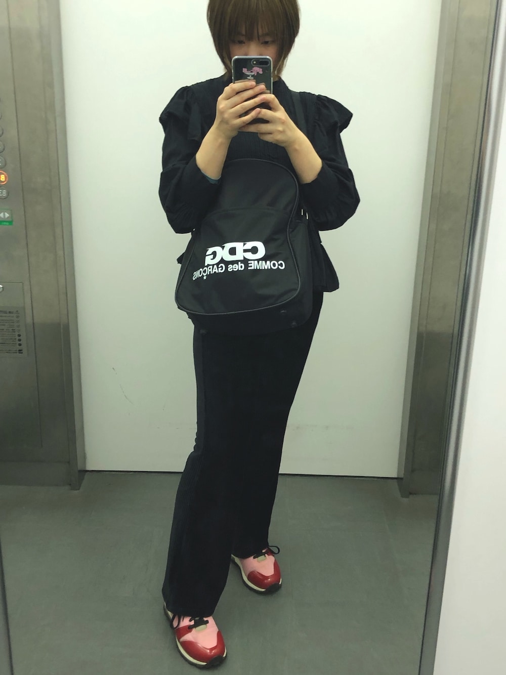 「CDG」｜「CDGのアイテム（ショルダーバッグ、ブラック系）」を使った、Rさん（レディース・157cm）の冬コーディネートの1枚目の写真