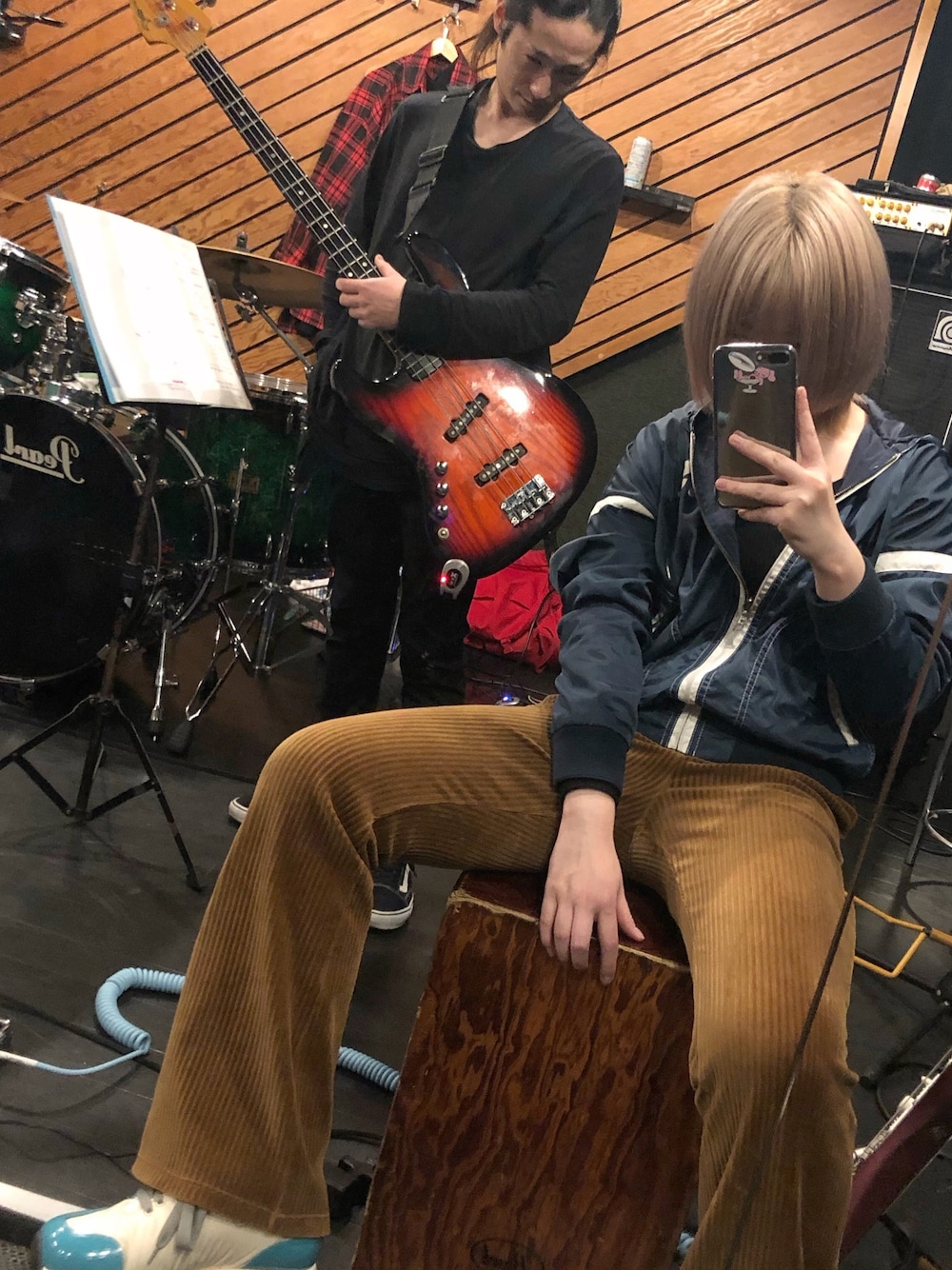 「UNIQLOのコーデュロイフレアパンツ（その他パンツ、ブラウン系）」を使った、Rさん（レディース・156cm）の冬コーディネートの1枚目の写真