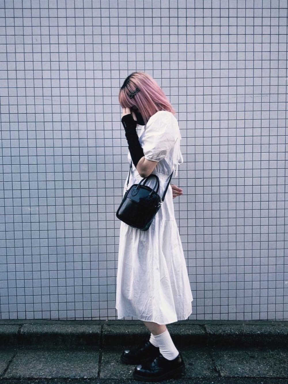 「COMME des GARCONSのアイテム（ショルダーバッグ、ブラック系）」を使った、Rさん（レディース・157cm）の夏コーディネートの1枚目の写真