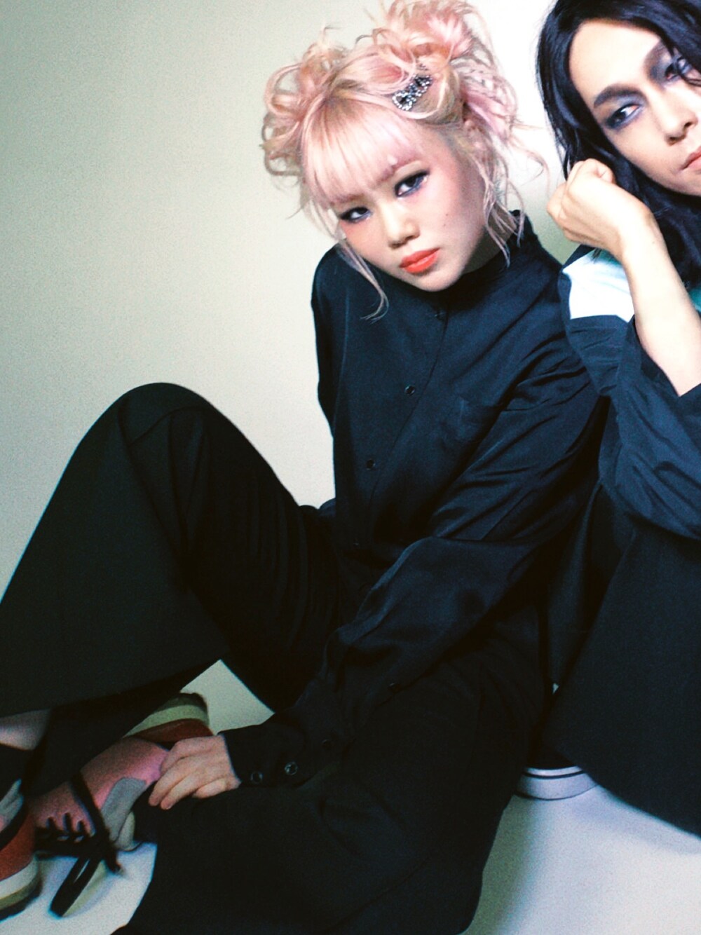 「AcneStudios」｜「Acne Studiosのアイテム（シャツ/ブラウス、ブラック系）」を使った、Rさん（レディース・157cm）の秋コーディネートの1枚目の写真