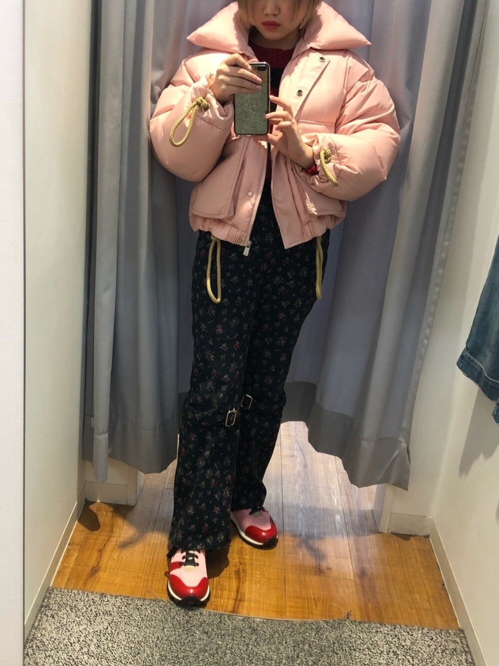 「x-girl、AcneStudios、ACNE」｜「X-girlのFLORAL BONDAGE PANTS（その他パンツ、ブラック系）」を使った、Rさん（レディース・157cm）の冬コーディネートの1枚目の写真
