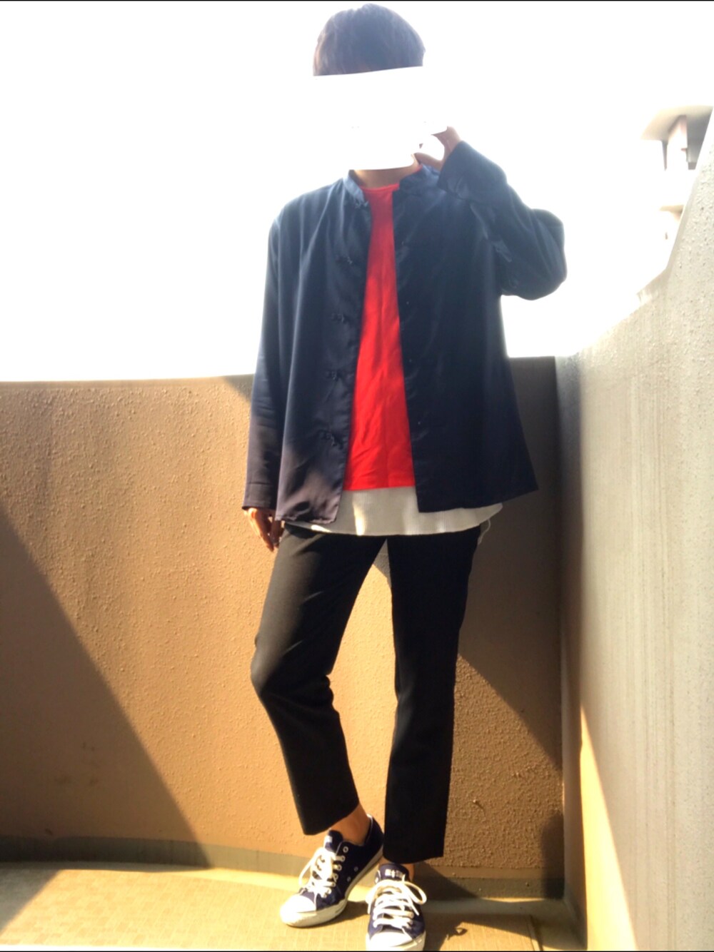 ブルー系のシャツ/ブラウス、レッド系のTシャツ/カットソー、ホワイト系のタンクトップを着用したメンズの春コーディネートの1枚目の写真