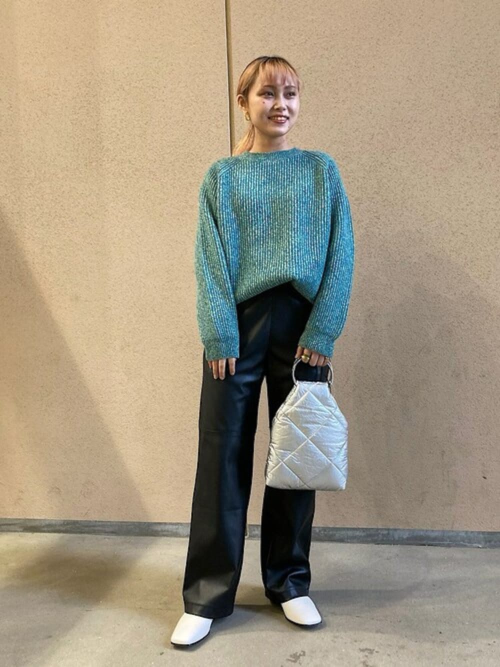 シルバー系のトートバッグ、ブラック系のその他パンツ、ホワイト系のブーツを着用したレディースの冬コーディネートの1枚目の写真