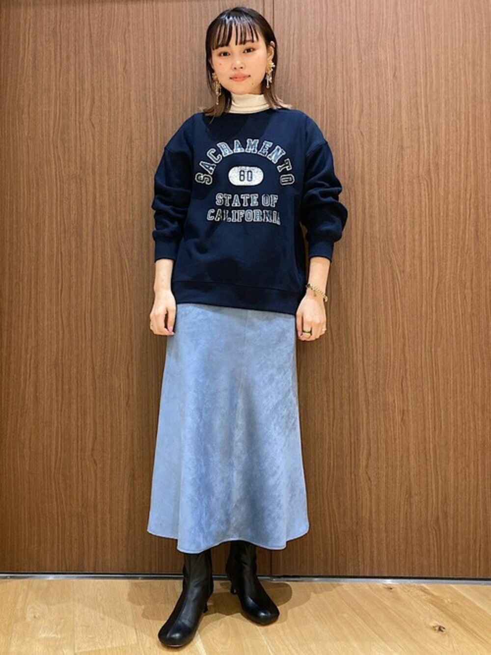 「シップス、SHIPS、SHIPS for women」｜「SHIPSのロゴスウェット（スウェット、ブルー系）」を使った、吉田さん（レディース・158cm）の秋コーディネートの1枚目の写真