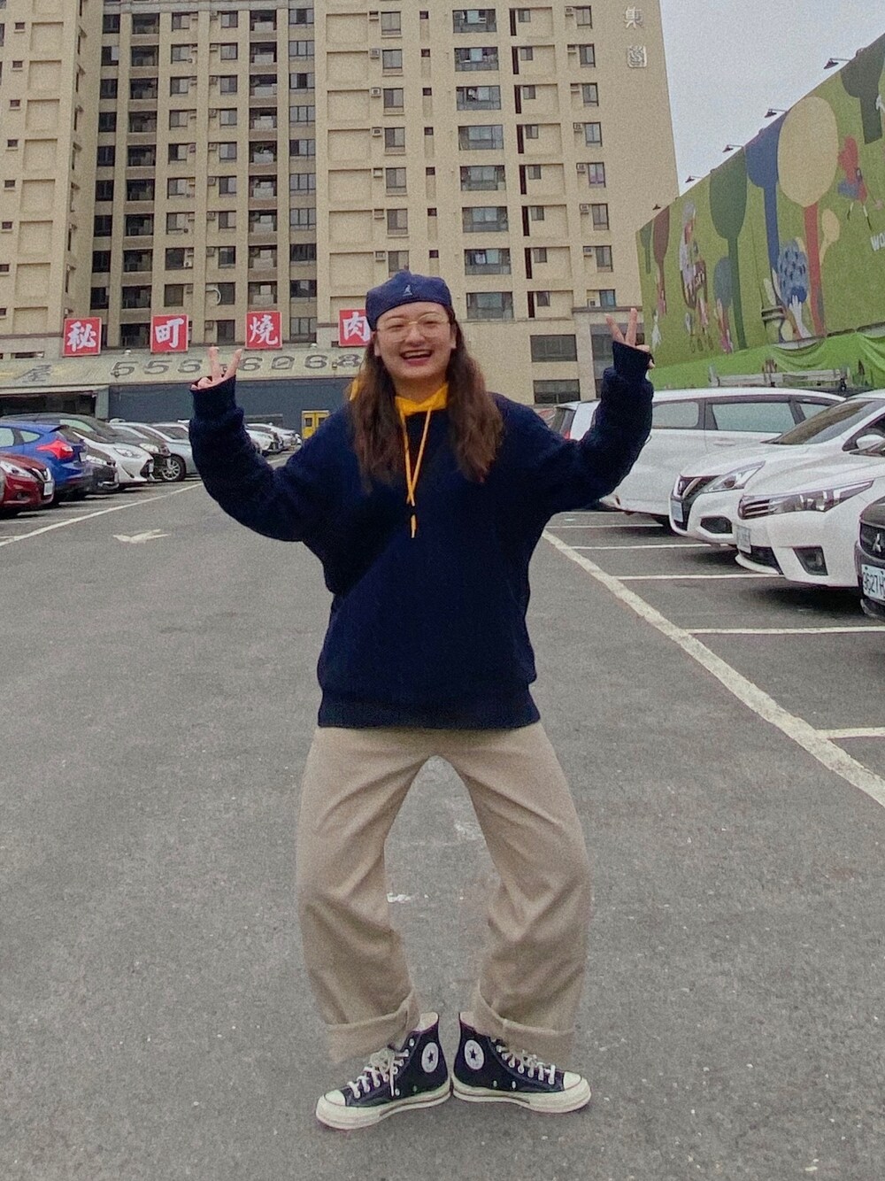 「ootd、街頭穿搭、休閒、球鞋、oversize、阿美咔嘰、古着MIX、復古、基礎款、converse」｜「H&MのH&M - スウェットパーカ - イエロー（パーカー、イエロー系）」を使った、Hsuanさん（レディース・170cm）の春コーディネートの1枚目の写真
