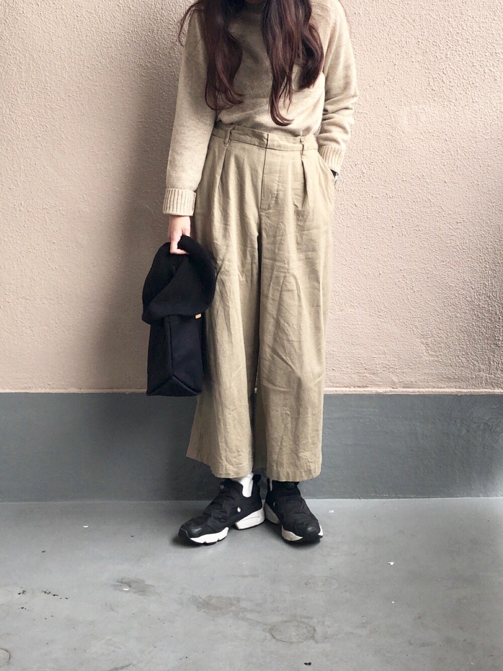 「ワントーンコーデ、ベージュ、ベージュ×ブラック、ワイドパンツ、ニット、ベレー帽、ポンプフューリー、GU、トートバッグ、秋のコーデ」｜「GUのアイテム（ニット/セーター、ベージュ系）」を使った、yugaさん（レディース・158cm）の秋コーディネートの1枚目の写真