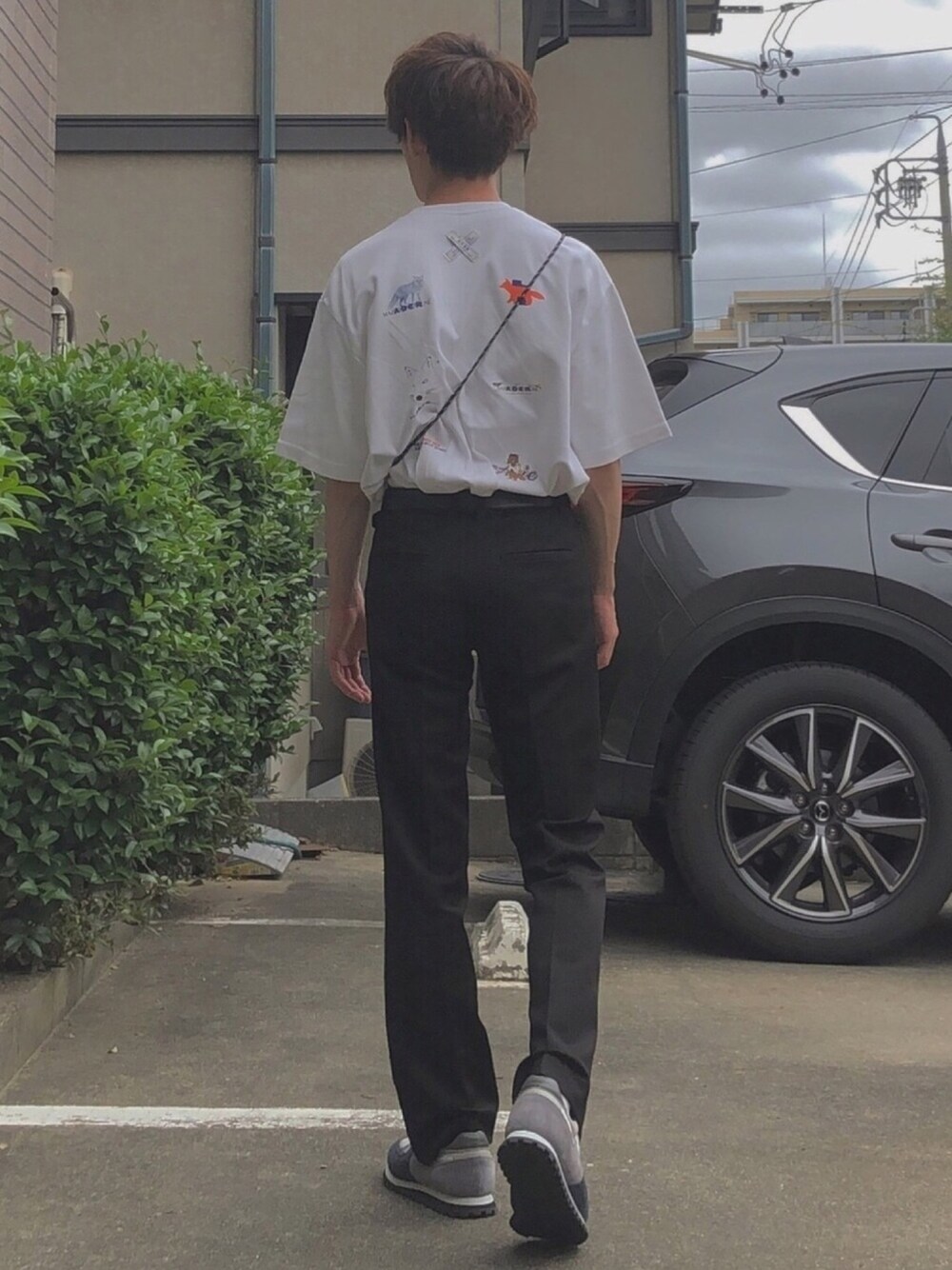 「韓国、韓国ファッション、キレイめ、モノトーン、タックイン、ADER error、MAISON KITSUNE、フレアパンツ、ZDA、Samantha Kingz」｜「Maison Kitsuneのアイテム（Tシャツ/カットソー、ホワイト系）」を使った、Ryoooさん（メンズ・171cm）の夏コーディネートの1枚目の写真