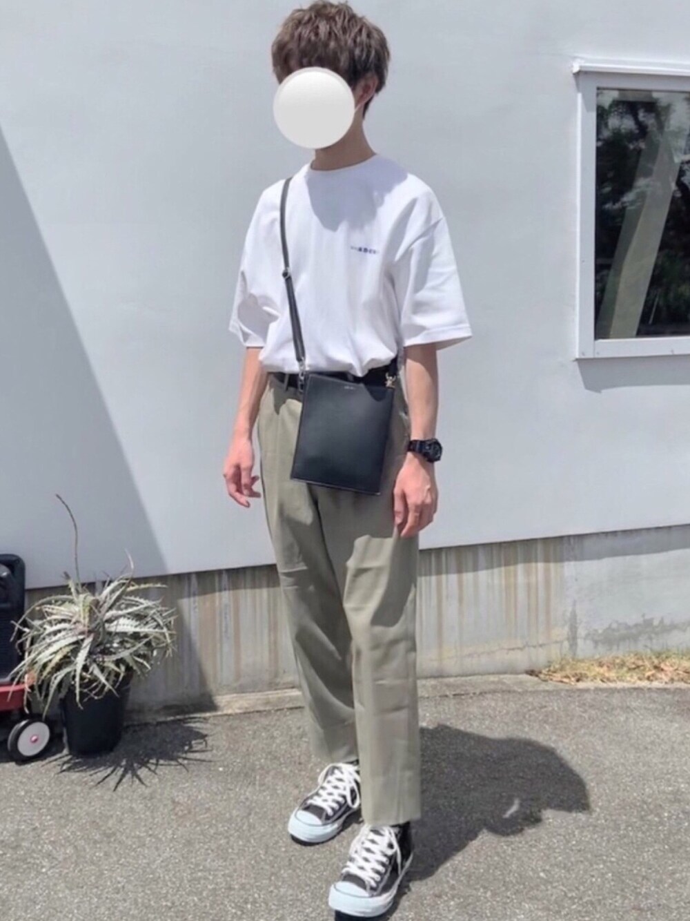 「夏コーデ、休日スタイル、ペールトーン、オーバーサイズ、韓国ファッション、タックイン、レザーバッグ、ADER error、MAISON KITSUNE、G-SHOCK」｜「Maison Kitsuneのアイテム（Tシャツ/カットソー、ホワイト系）」を使った、Ryoooさん（メンズ・171cm）の夏コーディネートの1枚目の写真