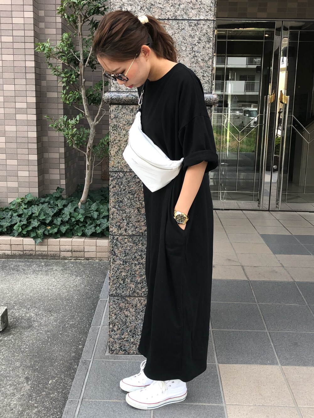 「夏のワントーンコーデ、シンプルコーデ、ゆるコーデ、黒、ラクチンコーデ、ワンピース、コンバース」｜「MOUSSYのアイテム（バッグ、ホワイト系）」を使った、#aさん（レディース・157cm）の夏コーディネートの1枚目の写真
