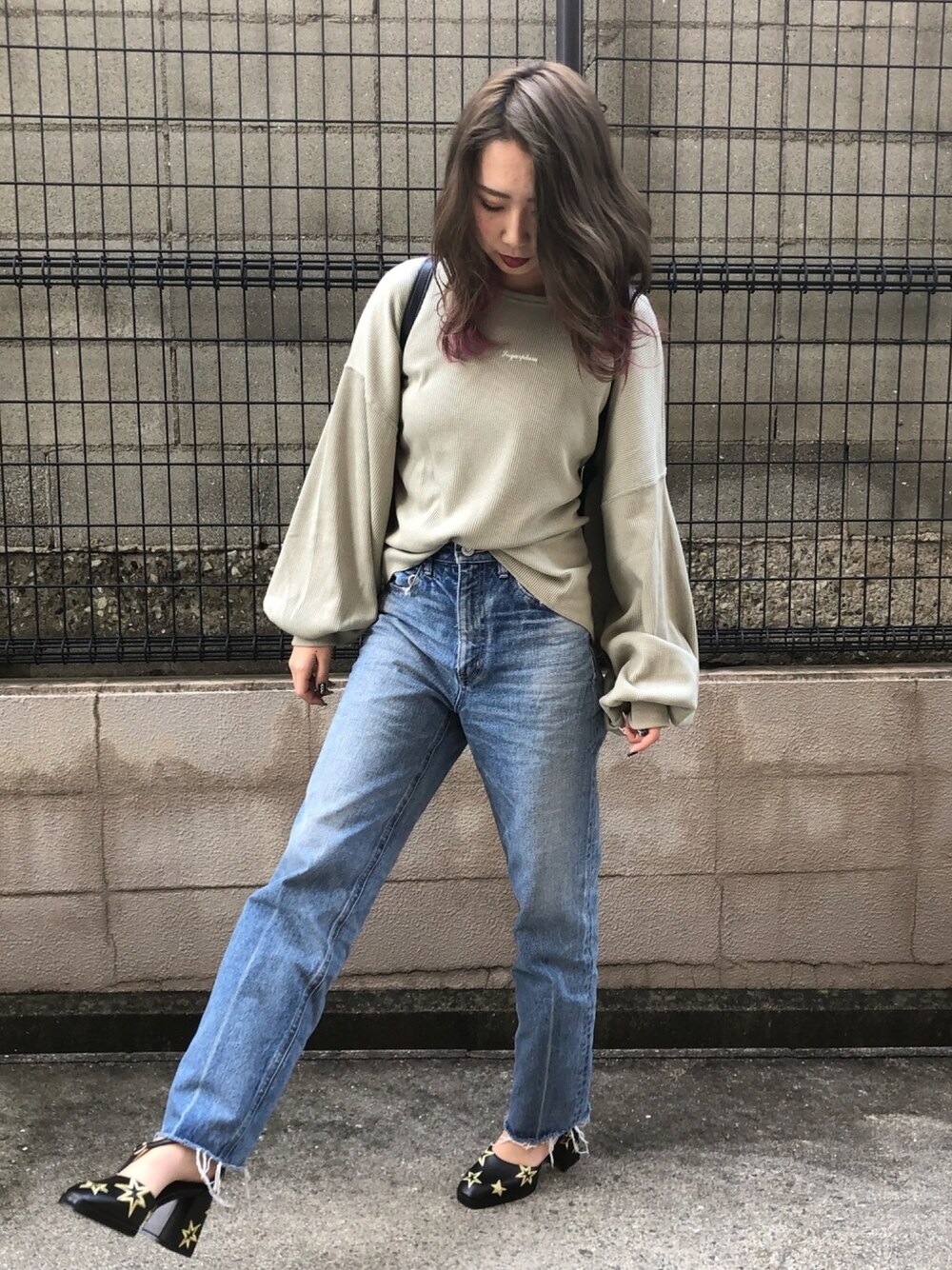 「春コーデ、今日のコーデ、ゆるコーデ、デニム、ニット、パステル映える春」｜「apres jourのちびロゴワッフル袖ボリューム【ZOZOTOWN限定アイテム】（Tシャツ/カットソー、グリーン系）」を使った、#aさん（レディース・157cm）の冬コーディネートの1枚目の写真