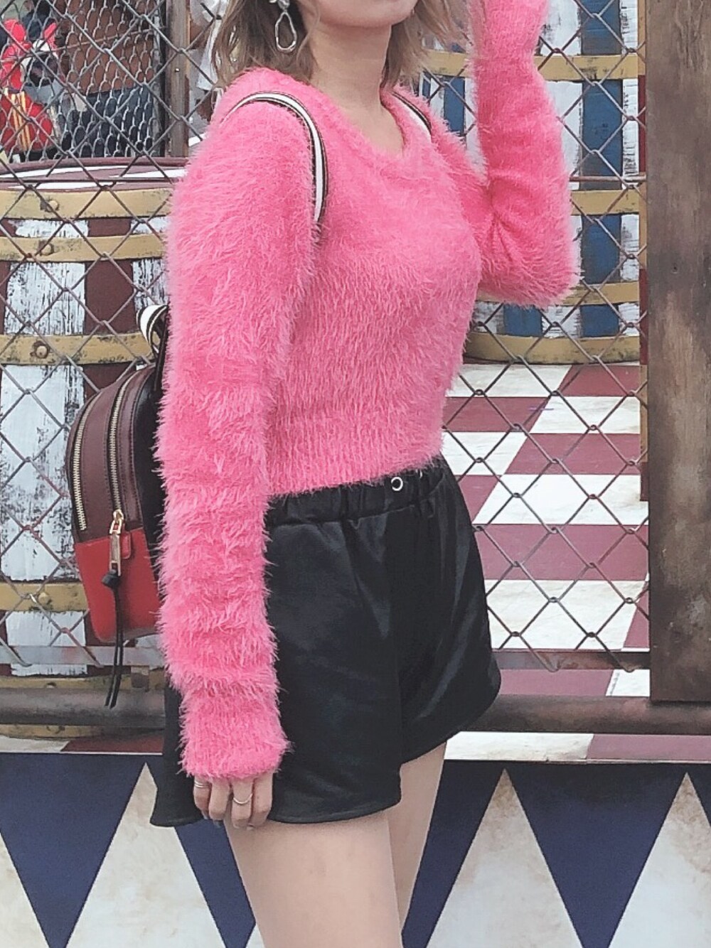 「秋服、休日スタイル、ショートパンツ、MARC JACOBS、ユニバ」｜「jouetieのフェイクフェザーヤーンチビニット（ニット/セーター、ピンク系）」を使った、#aさん（レディース・157cm）の秋コーディネートの1枚目の写真