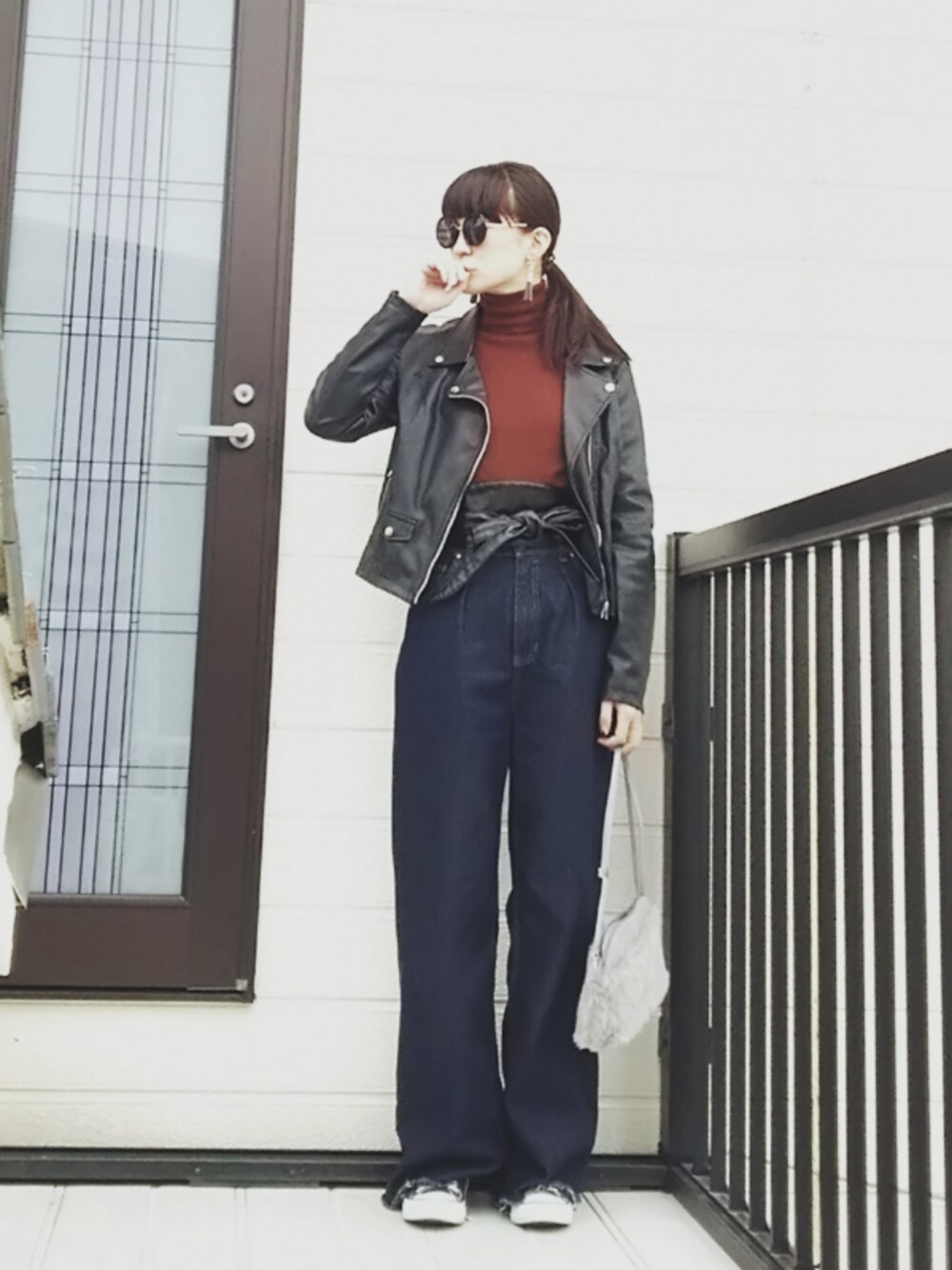 「サッシュベルト、WEGO、ニット、ハイネック、ライダース、スニーカー、コンバース、ファーバック、ワイドデニム、デニム」｜「WEGOのWEGO/サッシュベルト（ベルト、ブラック系）」を使った、miminyさん（レディース・171cm）の冬コーディネートの1枚目の写真