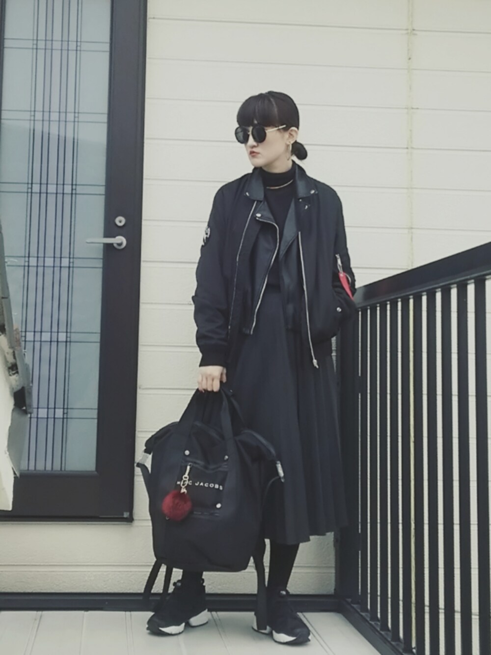 「スニーカー、インスタポンプフューリー、ライダース、MA-1、ダブルアウター、ブラック、バックパック、おだんごヘアー、チョーカー、プリーツスカート」｜「ZARAのアイテム（ライダースジャケット、ブラック系）」を使った、miminyさん（レディース・171cm）の冬コーディネートの1枚目の写真