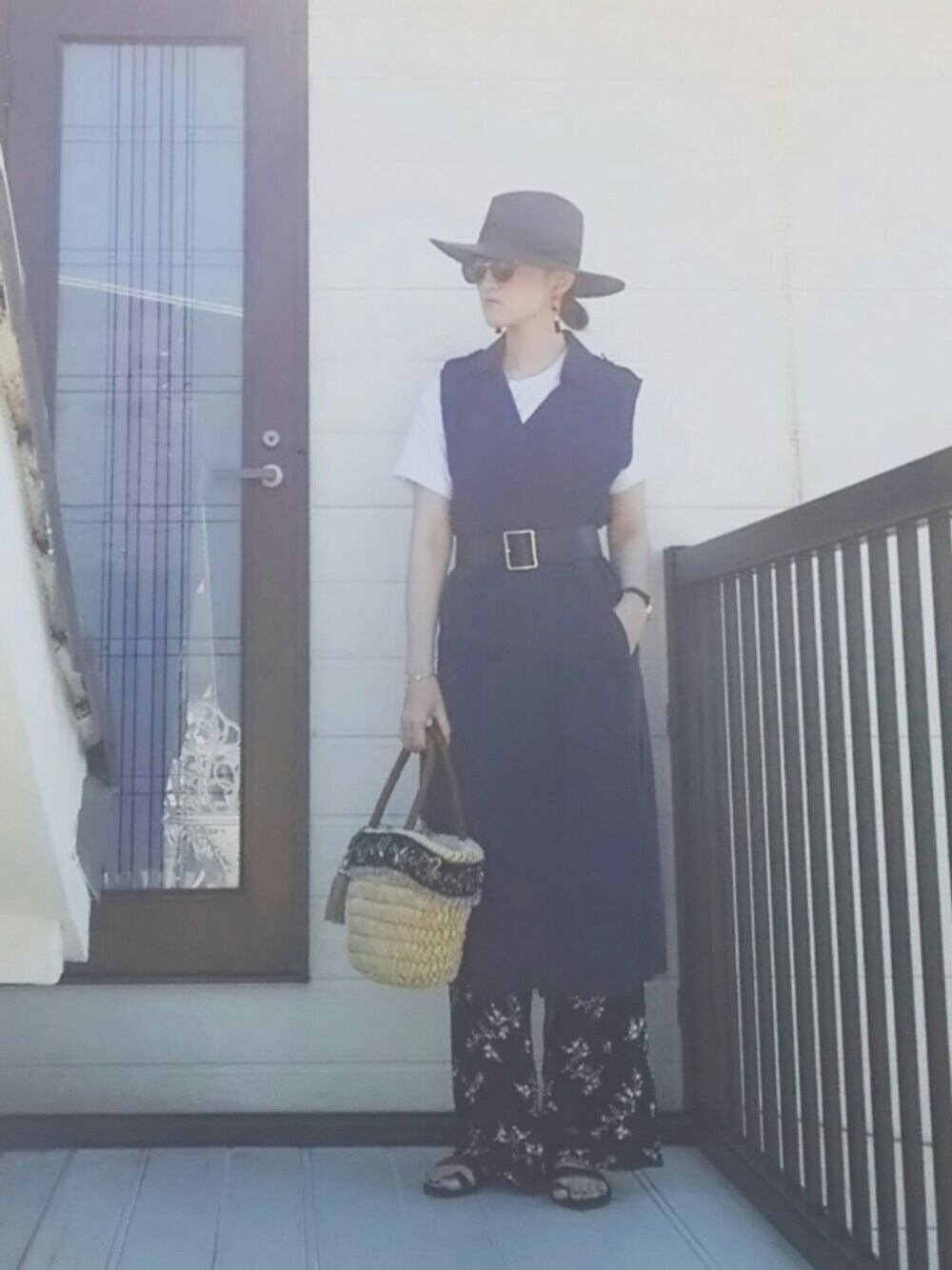 「トレンチベスト、ヘインズ、ハット、Tシャツ、太ベルト、サンダル、ワイドパンツ、オトナカジュアル、小花柄、かごバッグ」｜「HANESの【Hanes】 ジャパンフィットクルーネック2P(2枚組)（Tシャツ/カットソー、ホワイト系）」を使った、miminyさん（レディース・171cm）の春コーディネートの1枚目の写真