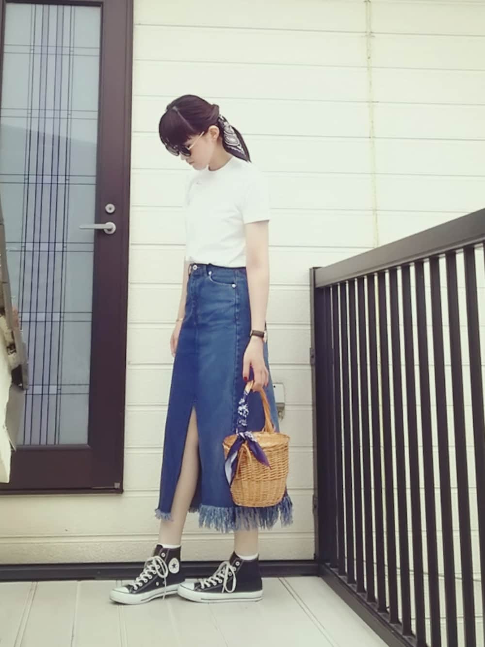 「UNIQLOU、白Tシャツ、スニーカー、コンバース、カコバッグ、バンダナ、デニムスカート、フリンジ、スリット」｜「UNIQLOのクルーネックT（半袖）（Tシャツ/カットソー、ホワイト系）」を使った、miminyさん（レディース・171cm）の夏コーディネートの1枚目の写真