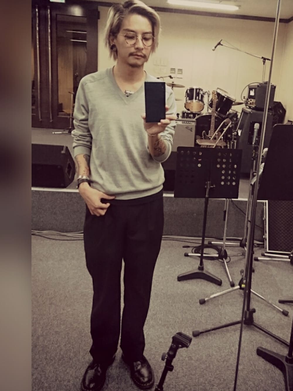 「Maison Martin Margiela、コラボ、OLIVER PEOPLES」｜「OLIVER PEOPLESのアイテム（メガネ、ゴールド系）」を使った、Tsuyoshi Yasuiさん（メンズ・175cm）の冬コーディネートの1枚目の写真