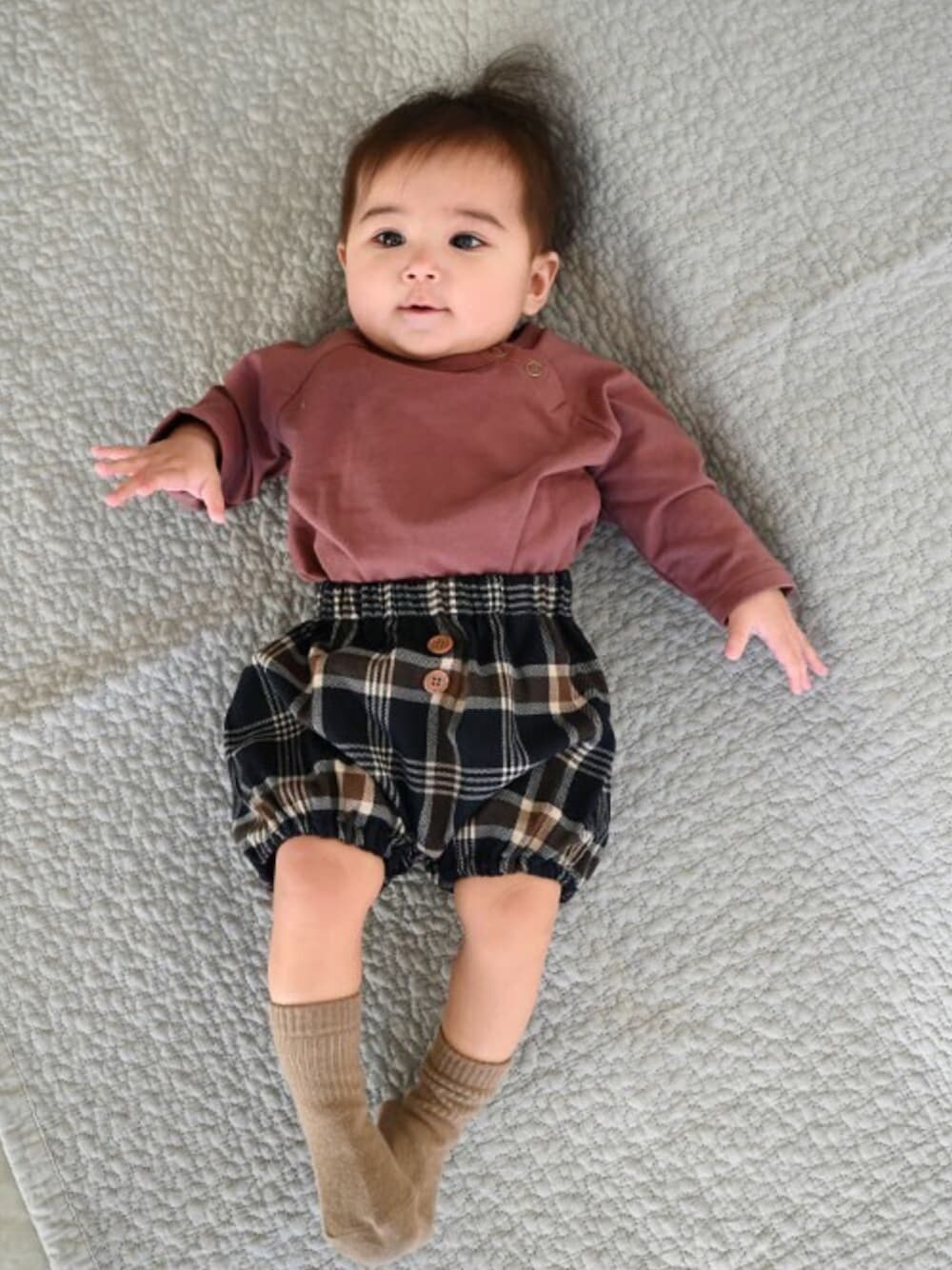 「チェック、ショートパンツ、靴下、ロンパース、ブラウン、春コーデ、ベビーコーデ、韓国ファッション、くすみカラー、PUPPAPUPO」｜「PUPPAPUPOのかぼちゃ パンツ 70/80 ベビー服 子供服（その他パンツ、ブラウン系）」を使った、PUPPAPUPOさん（キッズ・71cm）の冬コーディネートの1枚目の写真