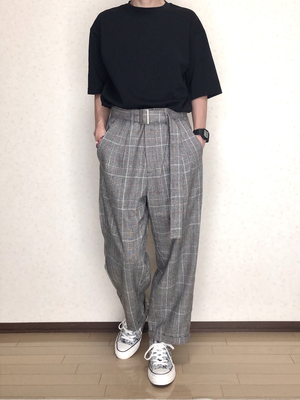 「秋のコーデ、remer、シンプル、シンプルコーデ、チェックパンツ、タックイン、きれいめカジュアル、UNIQLO、コンバース、おしゃれさんと繋がりたい」｜「UNIQLOのエアリズムコットンオーバーサイズTシャツ（5分袖）（Tシャツ/カットソー、ブラック系）」を使った、まーさん（メンズ・165cm）の秋コーディネートの1枚目の写真