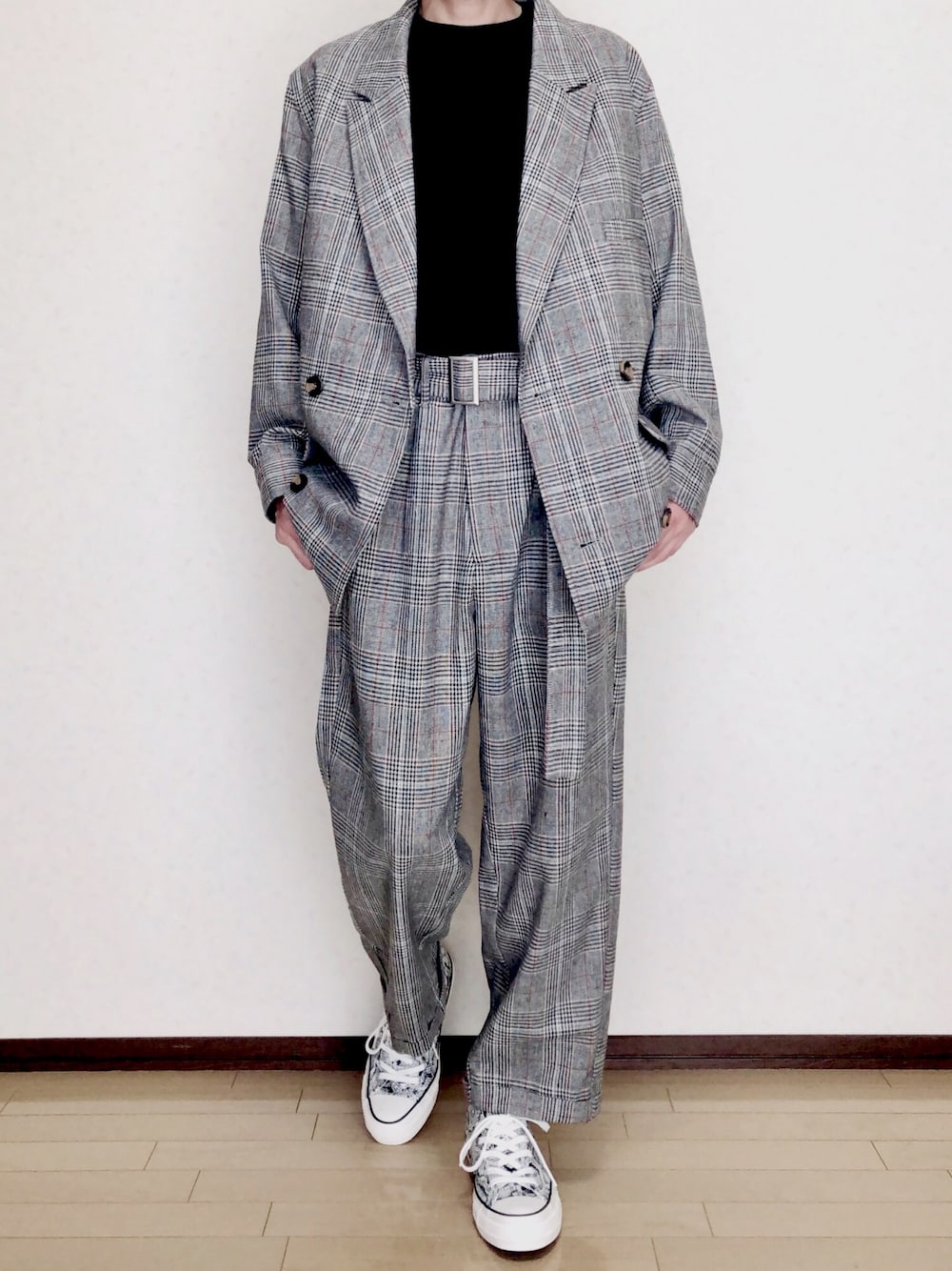 グレー系のテーラードジャケット、ブラック系のTシャツ/カットソー、グレー系のスラックスを着用したメンズの秋コーディネートの1枚目の写真