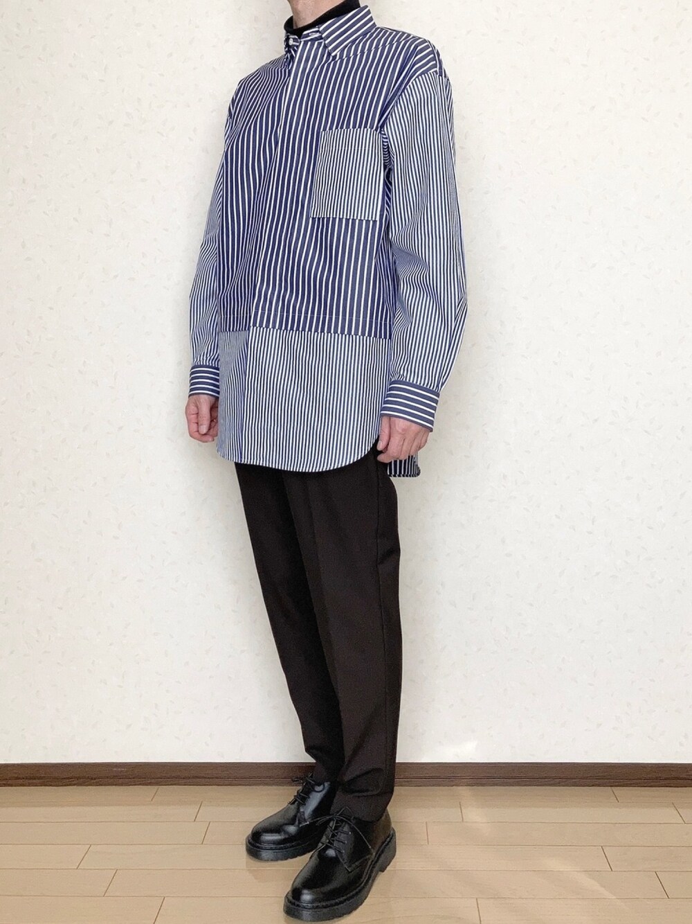 ブルー系のシャツ/ブラウス、ブラウン系のスラックス、ブラック系のシューズを着用したメンズの秋コーディネートの1枚目の写真