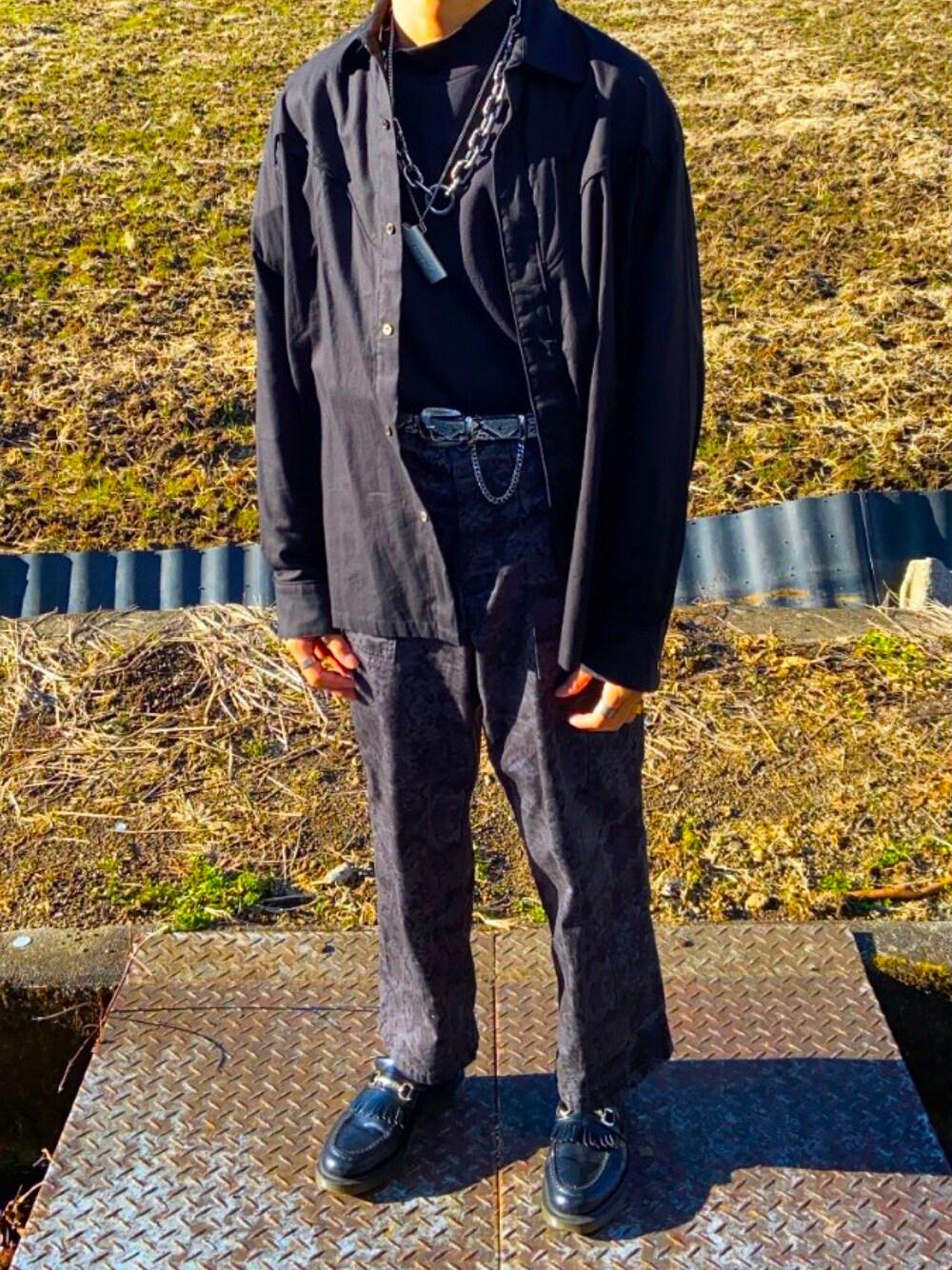 「今日のコーデ、おしゃれさんと繋がりたい、トーガビリリース、UNUSED、アンブッシュ(AMBUSH)、ユニクロ、Maison Margiela」｜「UNUSEDのアイテム（シャツ/ブラウス、ブラック系）」を使った、服輝さん（メンズ・178cm）の冬コーディネートの1枚目の写真