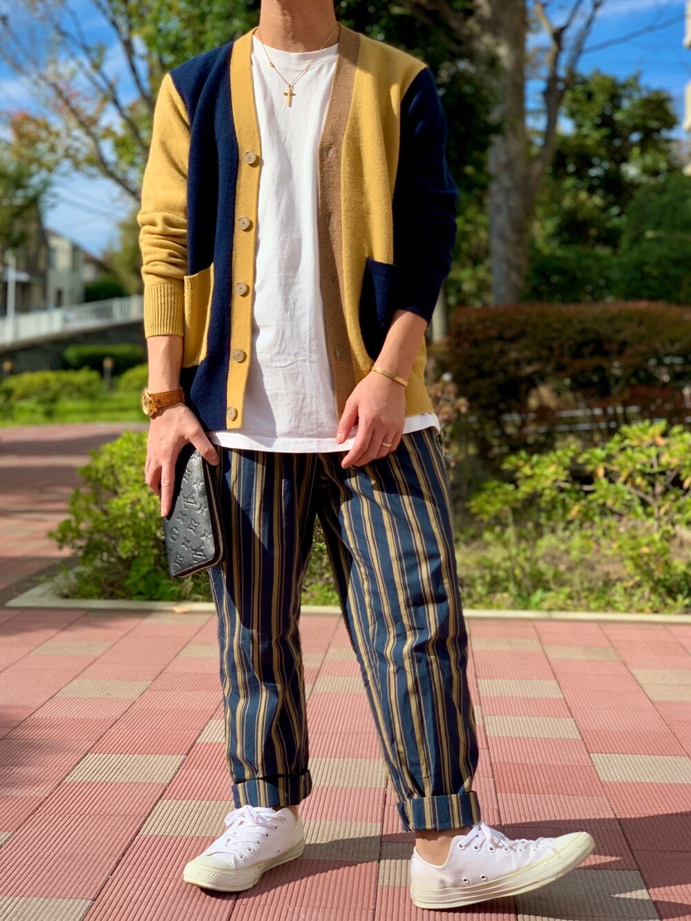 「秋のコーデ、オトナカジュアル、ユニクロ、JWANDERSON、カーディガン、Maison Martin Margiela、ネイビー×ベージュ、converse、大人カジュアル、UNIQLO」｜「UNIQLOのプレミアムラムVネックカーディガン（長袖）（カーディガン/ボレロ、イエロー系）」を使った、keitarouさん（メンズ・50cm）の秋コーディネートの1枚目の写真