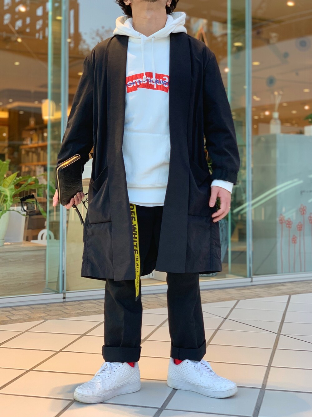 「秋コーデ、大人カジュアル、大人ストリート、supreme、COMME des GARCONS、NIKE、AIR FORCE 1、ストリートMIX、OFF-WHITE、ブラックコーデ」｜「ADAM ET ROPE'のピーチツイルガウンコート（その他アウター、ブラック系）」を使った、keitarouさん（メンズ・50cm）の秋コーディネートの1枚目の写真