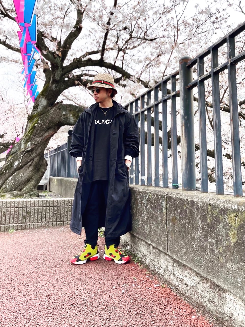 「春コーデ、春アウター、ブラックコーデ、フーデットコート、UNIQLO、sacai、A.P.C.、ポンプフューリー、GUCCI、ビックシルエット」｜「GUCCIのアイテム（ハット、ベージュ系）」を使った、keitarouさん（メンズ・50cm）の春コーディネートの1枚目の写真