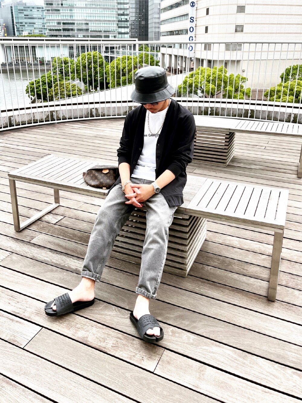 「大人カジュアル、夏コーデ、モノトーン、ロゴT、COMME des GARCONS、Maison Margiela、サンダル、ブラックデニム、UNIQLO、H&M」｜「UNIQLOのエアリズムUVカットカーディガン（長袖）（カーディガン/ボレロ、ブラック系）」を使った、keitarouさん（メンズ・50cm）の春コーディネートの1枚目の写真