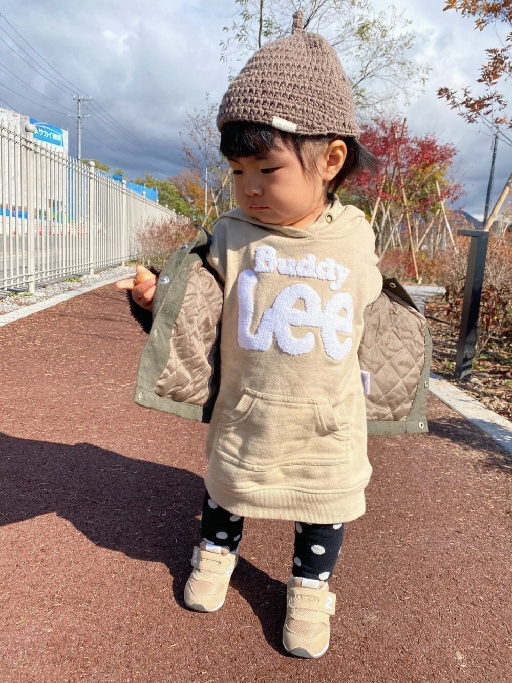 「パーカーワンピース、1歳2ヶ月、秋コーデ、冬コーデ、キッズ、カーキアウター、ニューバランス996、どんぐり帽」｜「b.ROOMのアイテム（ジャケット/アウター、グリーン系）」を使った、annaさん（キッズ・80cm）の秋コーディネートの1枚目の写真